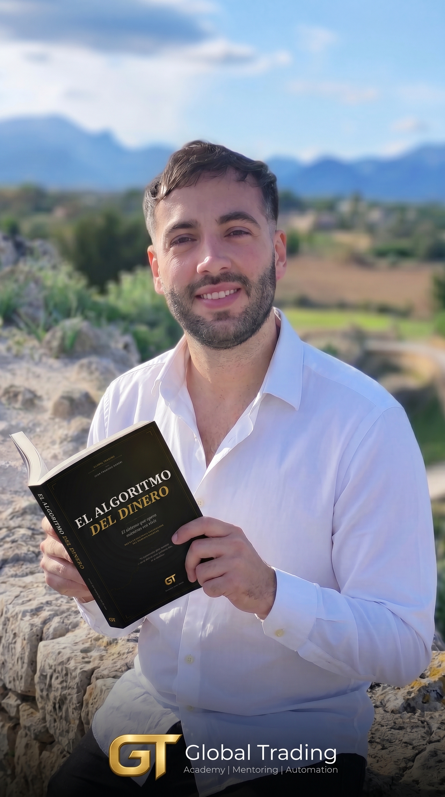 Juan Francisco Daneri sosteniendo el libro El Algoritmo del Dinero